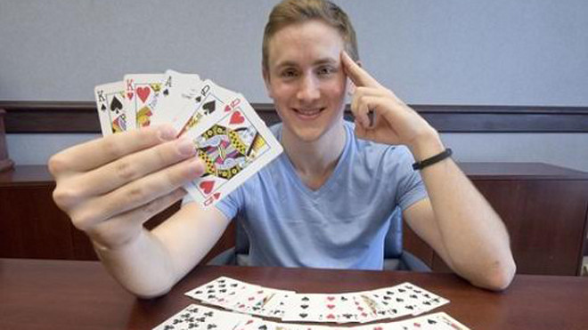 Nhà vô địch ghi nhớ thế giới 2015, Alex Mullen. Ảnh: Đại học y Missisippi