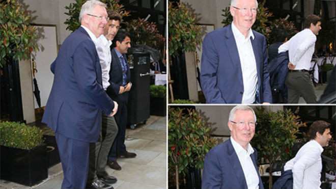 Pochettino bị bắt gặp bước ra khỏi một nhà hàng ở London cùng HLV Alex Ferguson.