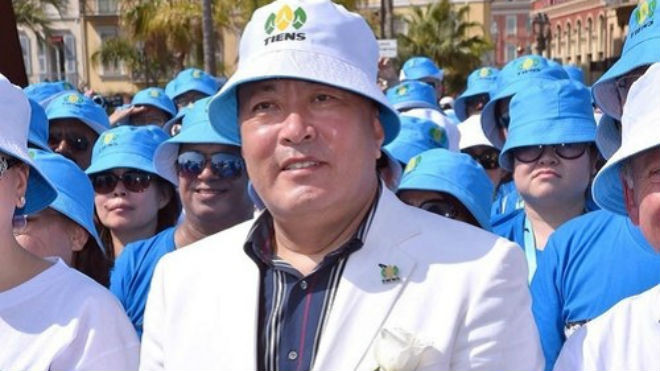 Ông Lý Kim Nguyên trong chuyến thăm pháp với hơn 6.000 nhân viên năm ngoái. Ảnh: AP