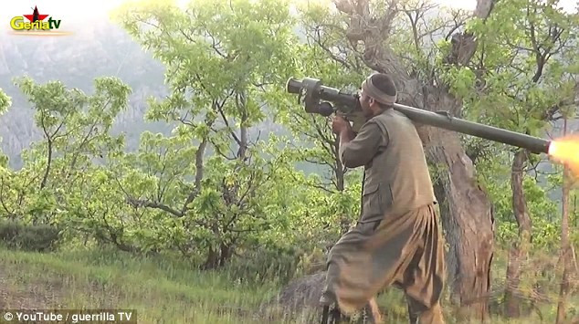 Khoảnh khắc chiến binh người Kurd bắn tên lửa nhằm vào chiếc trực thăng của Thổ Nhĩ Kỳ (Nguồn: Daily Star)