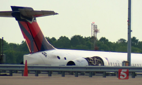 Máy bay của hãng Delta Airlines hạ cánh tại sân bay quốc tế Nashville, bang Tennessee. Ảnh: News Channel 5