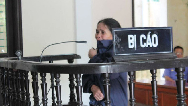 Những giọt nước mắt của bà Bài khi đứng trước vành móng ngựa. (Nguồn: Vietnamnet)