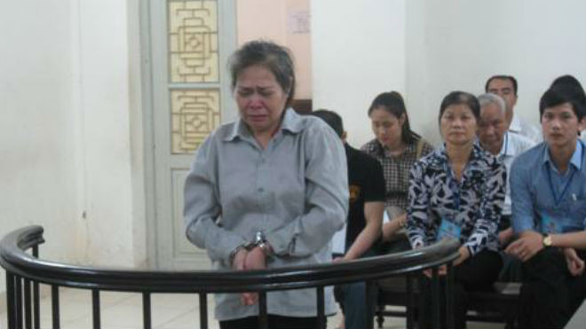 Bị cáo Chiên khóc nức nở hối hận tại tòa ngày 6/5.