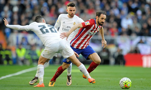 Atletico (áo sọc đỏ trắng) nhiều lần ôm hận trước kình địch tại Champions League. Ảnh: AFP.