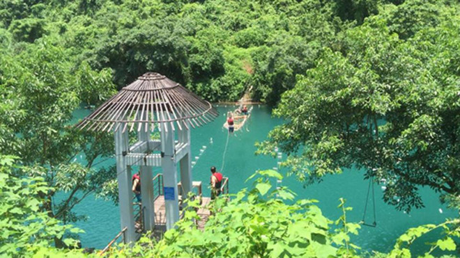 Trượt zipline - trò chơi đang hút khách trẻ đến Quảng Bình.