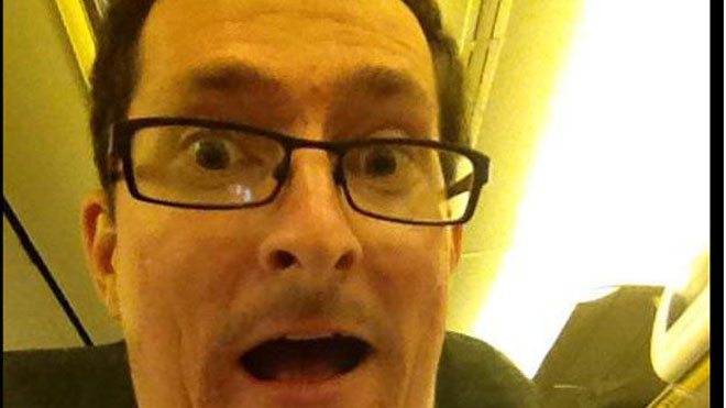 Người đàn ông chọn cách di chuyển bằng máy bay đi làm hàng ngày để tiết kiệm chi phí