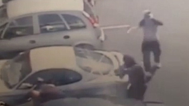 Hai tay súng tiếp cận và bắn chết nạn nhân.