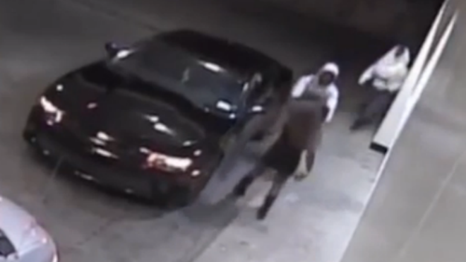 Cô gái tay không chống lại hai tên cướp có súng