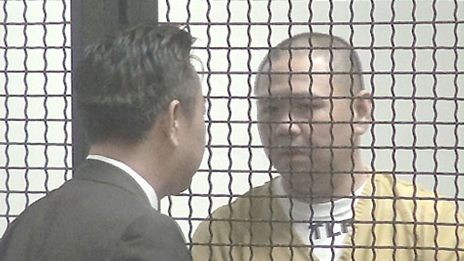 Diễn viên Minh Béo (phải) xuống tóc khi xuất hiện lần thứ hai ở tòa trong phiên điều đình vào sáng 13/5 (giờ California, Mỹ). Ảnh: Ngọc Lan.