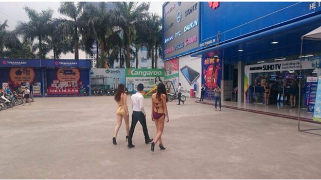 Siêu thị Trần Anh tại Phạm Hùng bị dư luận ném đá sau khi có nhiều tiếp viên, người mẫu tiếp thị điều hòa từ ngoài cổng vào dù sau đó đại diện công ty này đưa lý giải khác