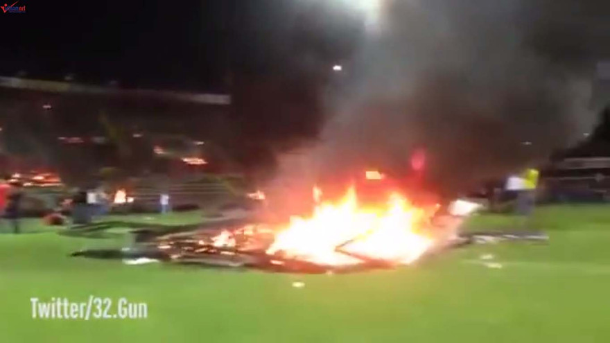 CĐV phóng hỏa đốt SVĐ vì đội nhà xuống hạng