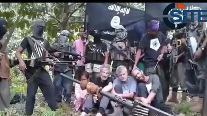 Các con tin bị nhóm phiến quân Abu Sayyaf bắt giữ (Ảnh: SITE)