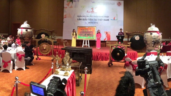 Đôi chóe luôn chiếm vị trí trung tâm tại phiên đấu giá. Ảnh: Phạm Huy Thông