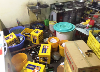 Cảnh đổ nát tại quán Ốc Đảo sau khi gia đình bà Thiện Thanh bị truy sát.