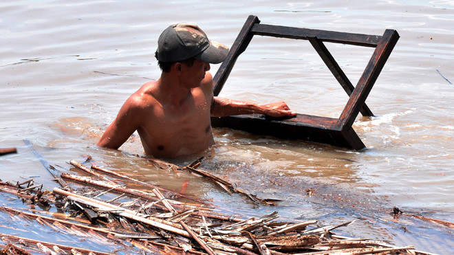 Người dân trục vớt đồ đạc sau vụ sạt lở 