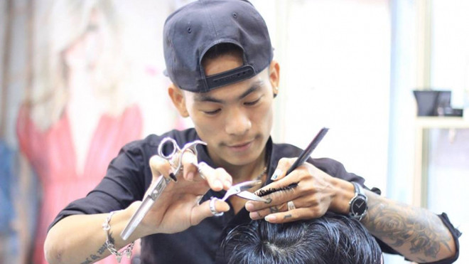 Hữu Lộc, người đã cắt tóccho 120 cầu thủ Việt