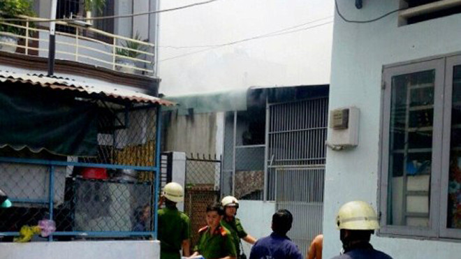 Khói nghi ngút từ dãy phòng trọ trong hẻm. Ảnh: A.X