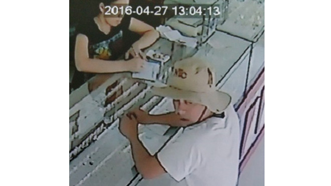 Chân dung thủ phạm đánh tráo xấp USD trước mặt chủ tiệm vàng. 