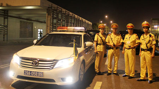 Đại tá Đào Vịnh Thắng (thứ 2 từ phải sang) chỉ huy CSGT dẫn đoàn tại sân bay quốc tế Nội Bài đón Tổng thống Obama tới Hà Nội tối 22/5