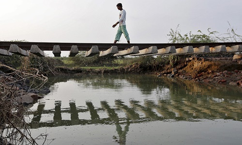 Dân chúng Badi cho rằng số lượng người tự tử gia tăng đột biến là do ngôi làng bị quỷ ám, nhưng các nhà khoa học lại nói thuốc trừ sâu mới là nguyên nhân của vấn đề. Ảnh: Reuters