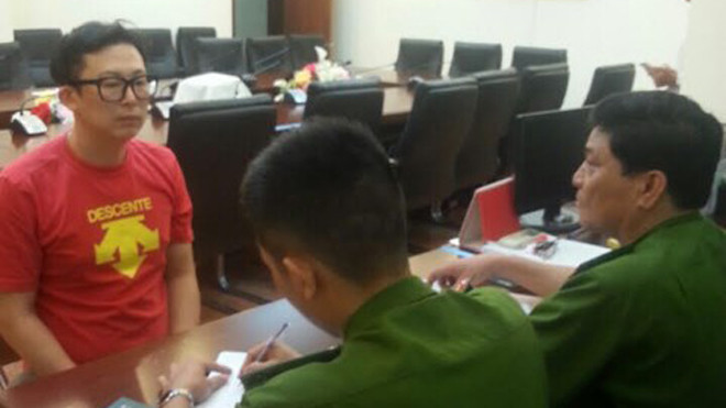 Đối tượng Kwon Yonggil đang khai báo hành vi phạm tội tại cơ quan Công an