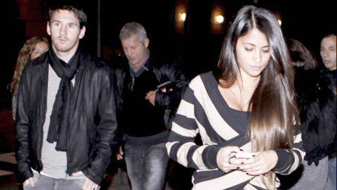 Bồ Messi gây chiến với vợ và bạn gái cầu thủ Barca