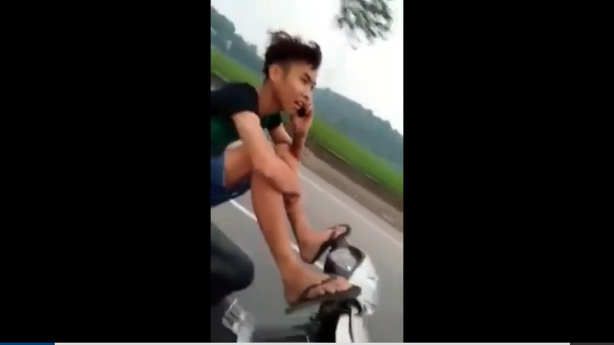 Thanh niên vừa lái xe bằng chân vừa gọi điện… khoe mẹ