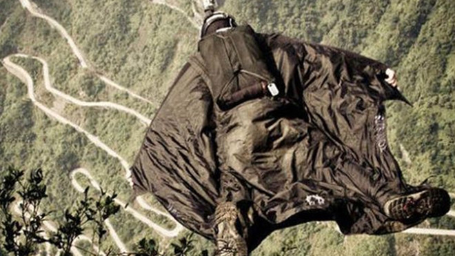 Bộ áo giúp lính dù Anh lặng lẽ bay như cánh dơi để tấn công bất ngờ.