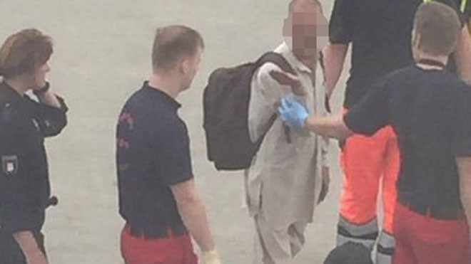 Đòi mở cửa máy bay ở độ cao 11,5 km để... hút xì gà