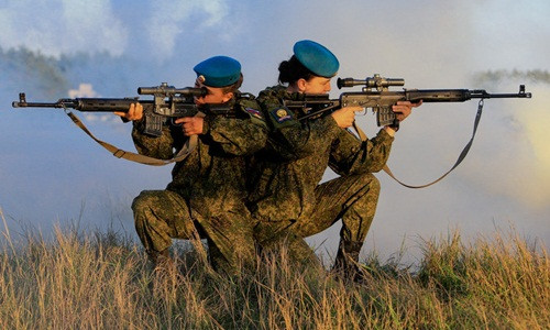 Các nữ binh sĩ thuộc lực lượng lính dù Nga. Ảnh: Sputnik