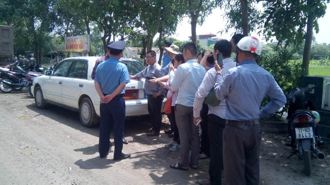 Doanh nghiệp cho rằng đó là khu vực công trường, không phải đường tham gia giao thông nên lực lượng chức năng không được kiểm tra và xử lý (ảnh: Đức Văn)