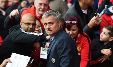 Mourinho cần phải chiều lòng CĐV khó tính của MU