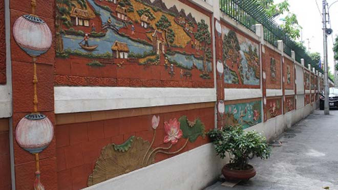 Dọc chiều dài cả ngõ là bức tranh gốm sứ lại đồng bộ và đẹp mắt. 