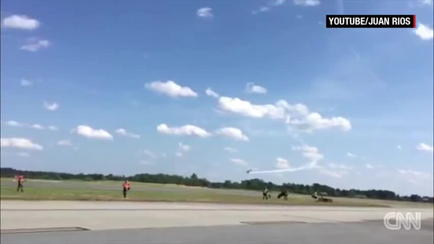 Máy bay Mỹ rơi khi trình diễn, phi công chết thảm