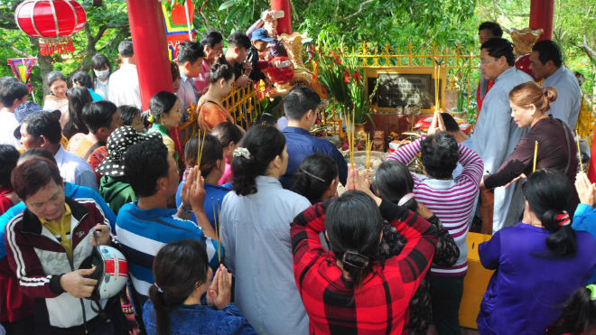 Chen chân viếng bà Chúa Xứ ở đỉnh núi Sam.