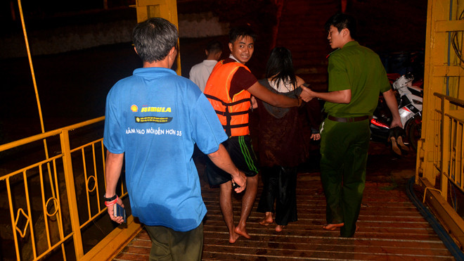 Người phụ nữ được cứu lên bờ. 