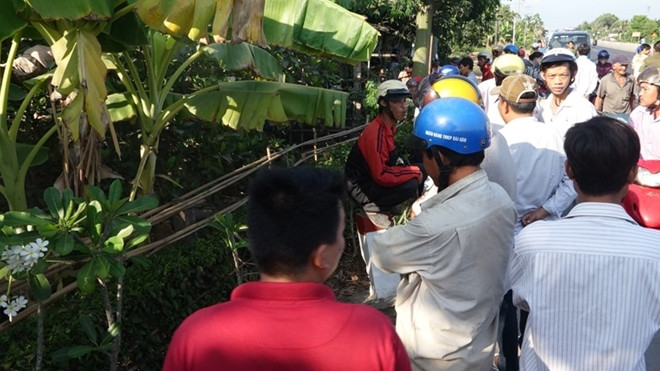 Sự việc thu hút nhiều người dân hiếu kỳ.