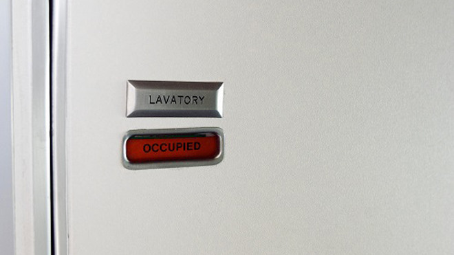 Theo phản ánh, Luke Thomas Watt đã tự nhốt mình trong toilet máy bay vì không được phục vụ bia. Ảnh: Travel and Leisure