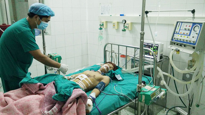 Bệnh nhân bị chấn thương nguy kịch vì đèn pin phát nổ. Ảnh: BS cung cấp.