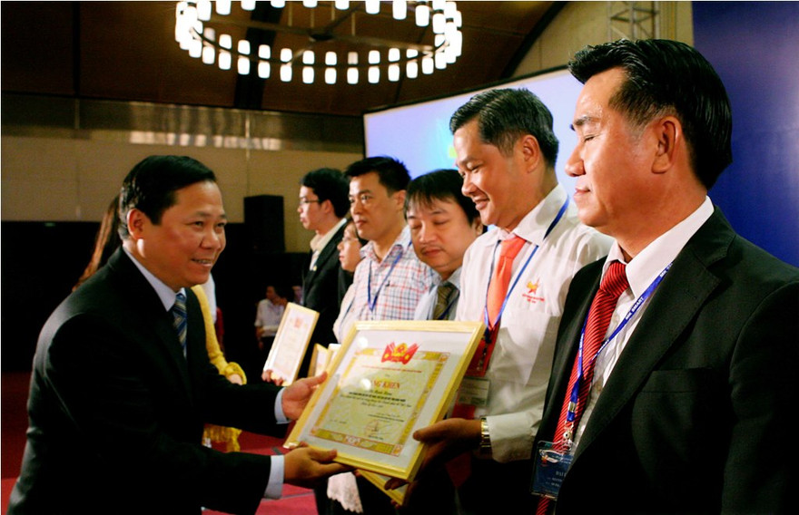 Bí thư T.Ư Đoàn Nguyễn Phi Long trao bằng khen cho các cá nhân, tập thể Hội Doanh nhân trẻ có thành tích xuất sắc. Ảnh Bảo Anh