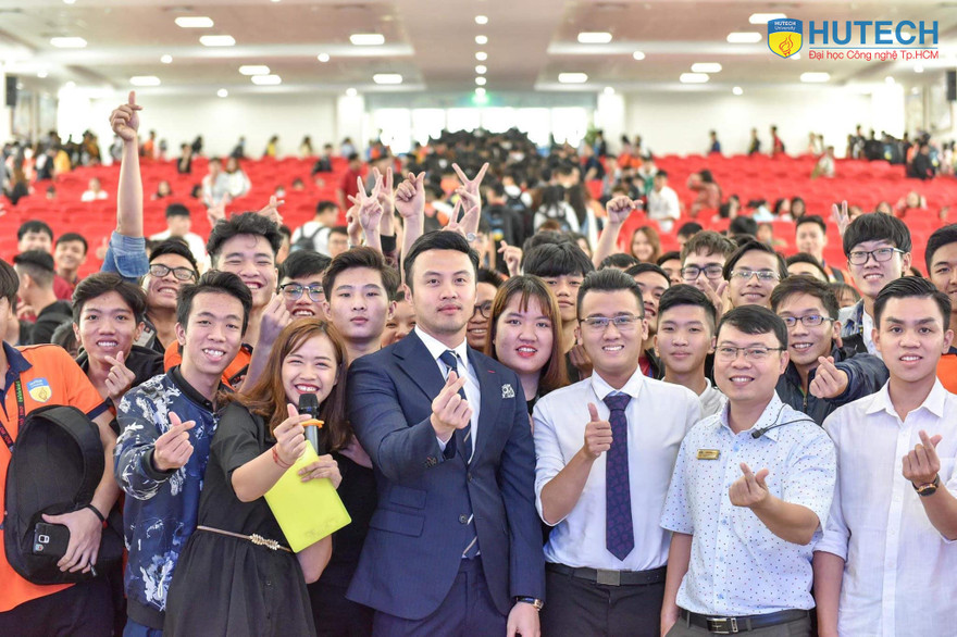 Sinh viên HUTECH trong một chương trình giao lưu cùng Shark Khoa (Lê Đăng Khoa)