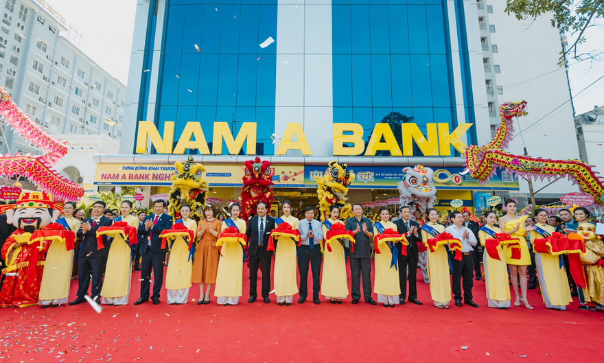 Nghi thức cắt băng khai trương Nam A Bank Nghệ An