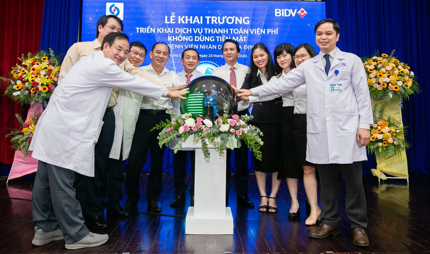 Lãnh đạo BIDV và Bệnh vện Nhân dân Gia Định trong buổi triển khai thanh toán viện phí không dùng tiền mặt. 