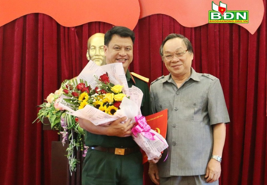 Đồng chí Lê Diễn, Bí thư Tỉnh ủy Đắk Nông trao quyết định và chúc mừng đồng chí Đinh Hồng Tiếng