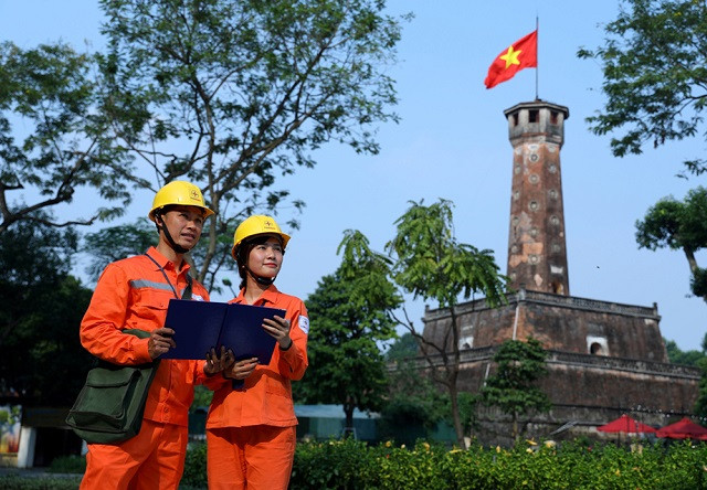 EVN HANOI luôn quan tâm xây dựng hình ảnh người thợ điện Thủ đô chuyên nghiệp - văn minh - hiệu quả.