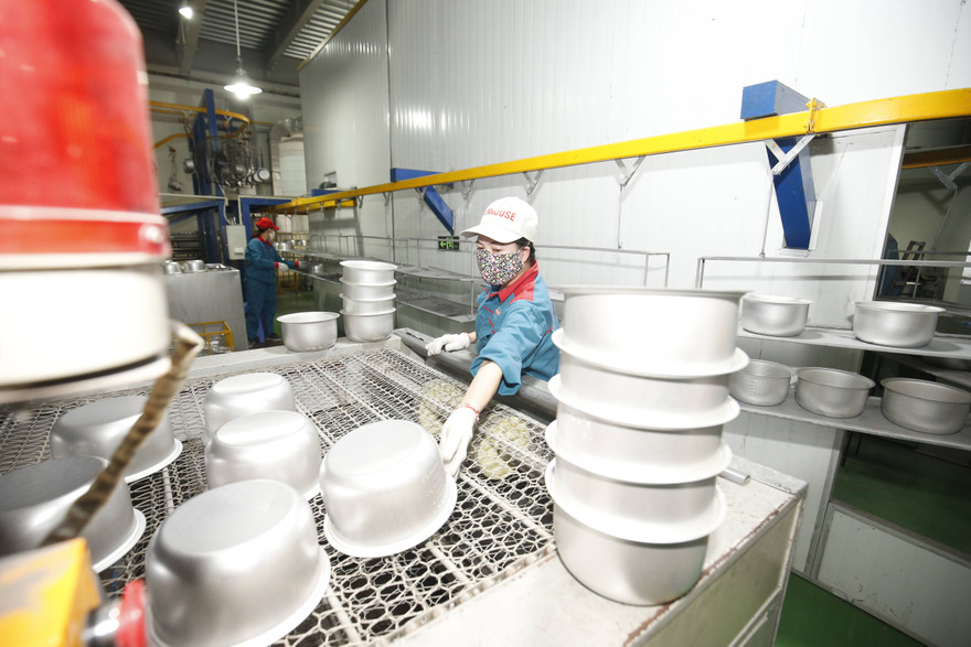 Công nhân Sunhouse sản xuất nồi cơm điện tại nhà máy ở Quốc Oai, Hà Nội