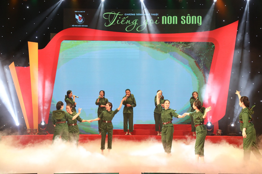 Trở về ký ức thời hoa lửa trong đêm nhạc 'Tiếng gọi non sông'
