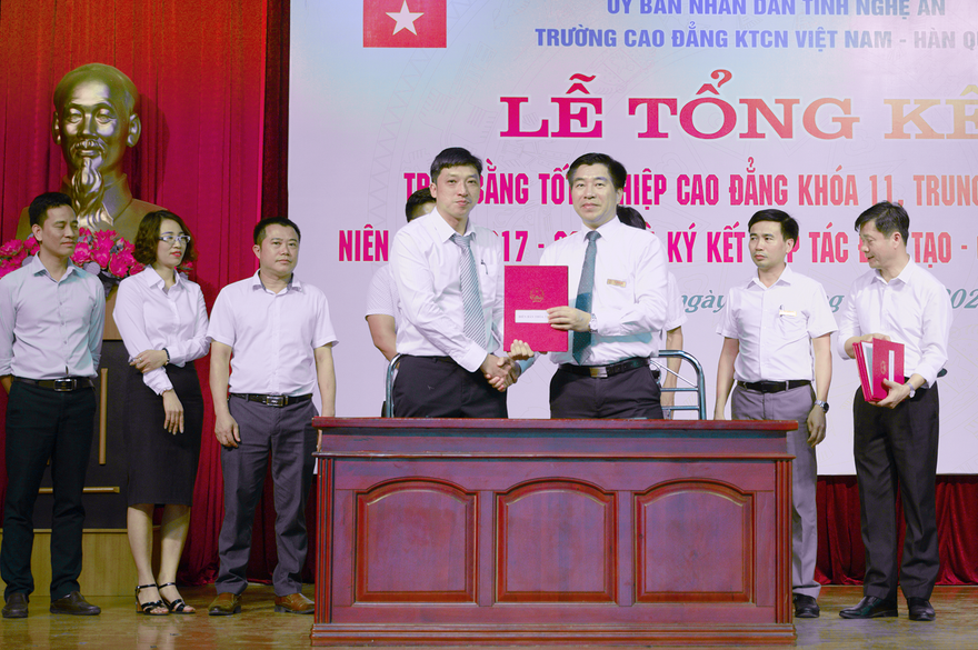 Đại diện Daikin Việt Nam tại buổi ký kết hợp tác với trường Cao đẳng Kỹ thuật Công nghệ Việt – Hàn, Nghệ An