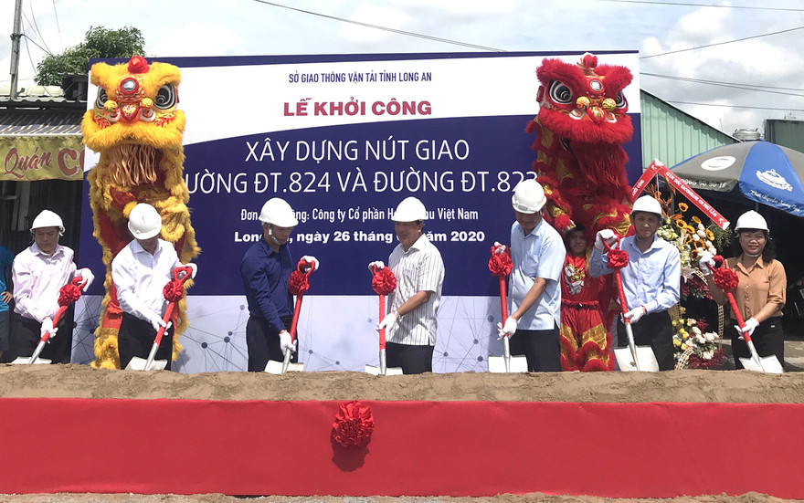  Các đại biểu thực hiện nghi thức khởi công.