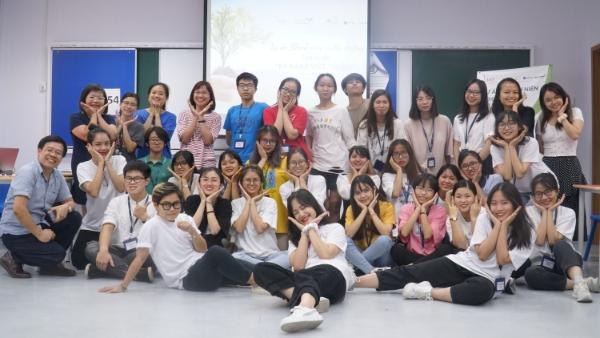 Các bạn thanh niên tham gia tập huấn “Kỹ năng viết tin bài” cùng diễn giả và BTC